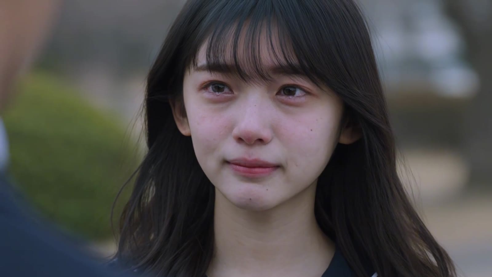 案例尾帧:年轻女性重新抬头看向左侧人物